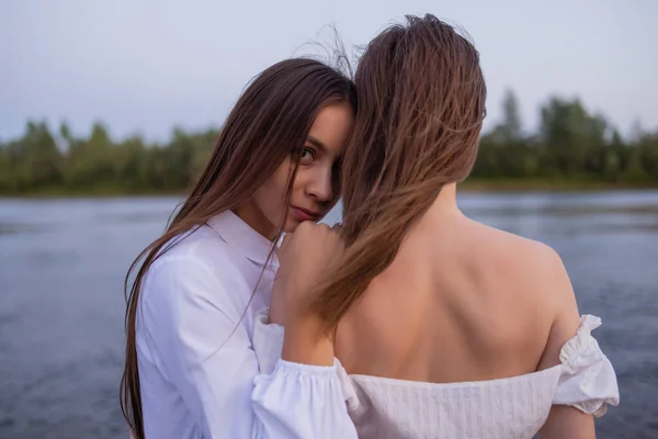 Venku módní fotografie krásných český dáma River. — Stock fotografie