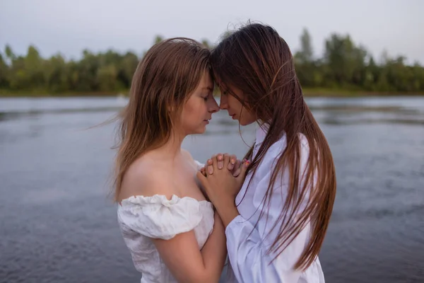 Outdoor-Mode Foto der schönen Bohème Dame am Fluss. — Stockfoto