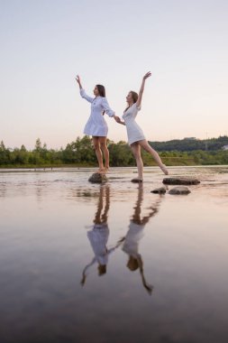 Açık havada River güzel bohem Bayan moda fotoğrafı.