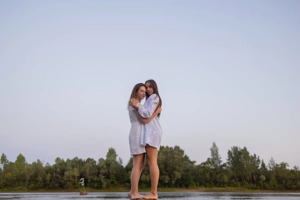 Ao ar livre foto de moda de bela senhora boêmia no rio . — Fotografia de Stock