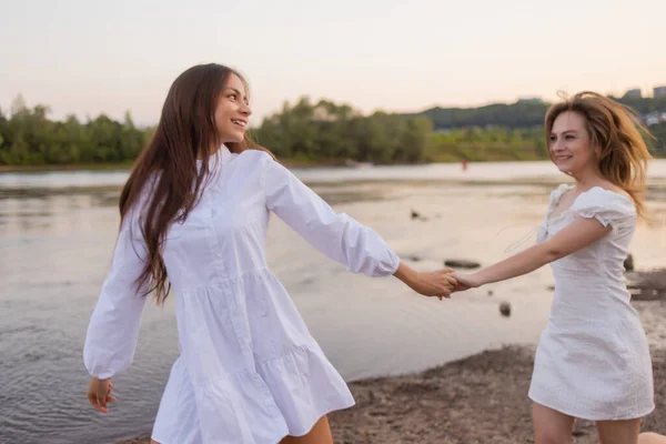 Foto de moda al aire libre de la hermosa dama bohemia en el río . — Foto de Stock