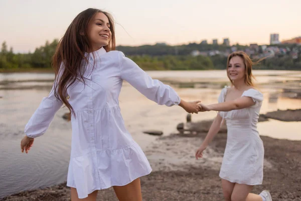 Foto de moda al aire libre de la hermosa dama bohemia en el río . — Foto de Stock