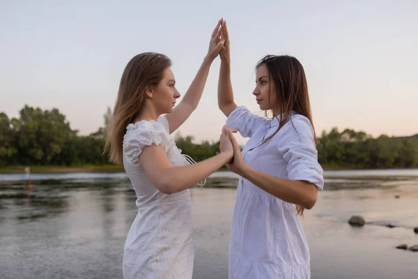 Açık havada River güzel bohem Bayan moda fotoğrafı. — Stok fotoğraf