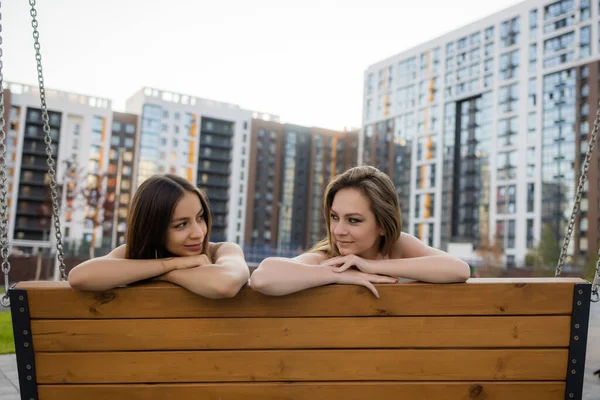 Retrato de una mujer joven y bonita en un complejo residencial de pantalones cortos azules. — Foto de Stock