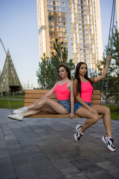 Retrato de uma jovem mulher bonita em calções azuis complexo residencial. — Fotografia de Stock