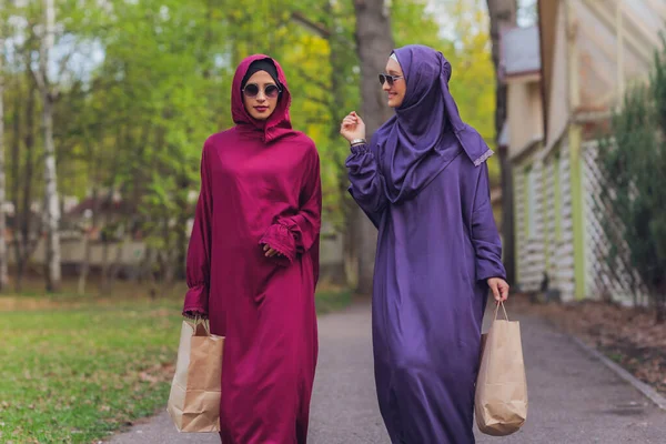 Wanita cantik Islam dalam gaun Muslim berdiri di taman musim panas latar belakang hutan musim gugur pohon. Hari hijab dunia. — Stok Foto