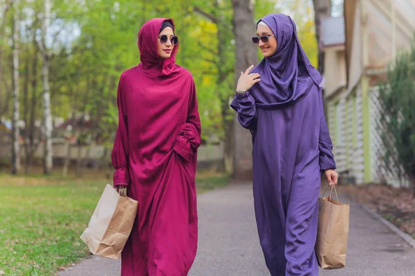 身穿穆斯林服装的伊斯兰美女站在夏日公园的大街上，背景森林，秋天的树。世界头巾日. — 图库照片