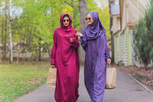 Mujer hermosa islámica en un vestido musulmán de pie en un parque de verano calle fondo bosque otoño trees.world hijab día. — Foto de Stock