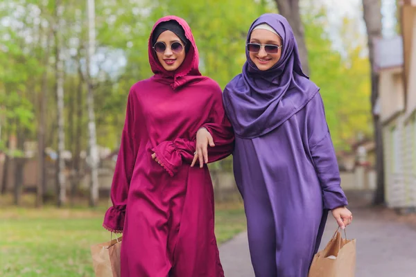 Mujer hermosa islámica en un vestido musulmán de pie en un parque de verano calle fondo bosque otoño trees.world hijab día. — Foto de Stock