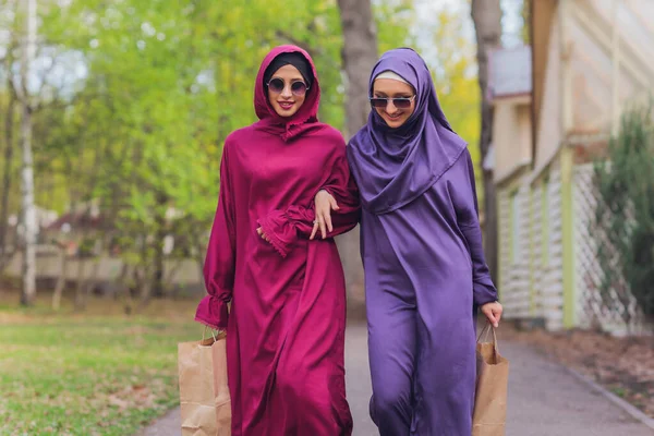 Mujer hermosa islámica en un vestido musulmán de pie en un parque de verano calle fondo bosque otoño trees.world hijab día. — Foto de Stock