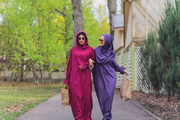 Islamisk vacker kvinna i en Muselman klänning stående på en sommar park gata bakgrund skog höst trees.world hijab dag. — Stockfoto
