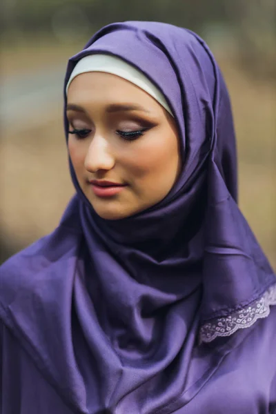Islamska piękna kobieta w muzułmańskiej sukience stojąca na letnim parku ulica tło las jesienne drzewa.dzień hidżab świata. — Zdjęcie stockowe