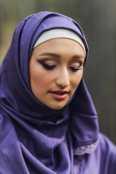 Islamische schöne Frau in einem muslimischen Kleid steht auf einem Sommer Park Straße Hintergrund Wald Herbst Bäume. Welt Hijab Tag. — Stockfoto