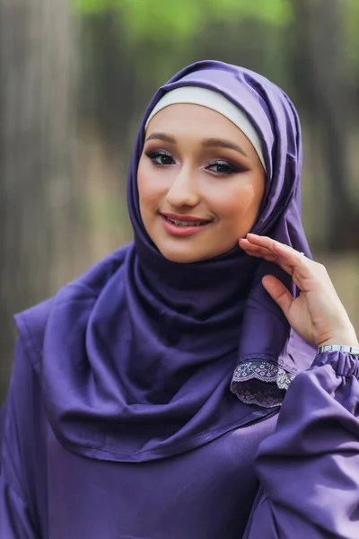 Mujer hermosa islámica en un vestido musulmán de pie en un parque de verano calle fondo bosque otoño trees.world hijab día. —  Fotos de Stock