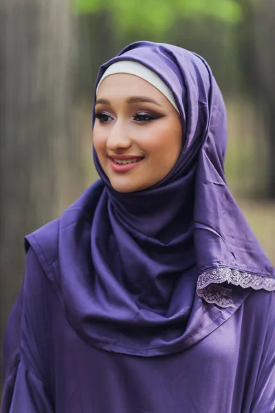 이슬람 드레스를 입은 이슬람아름다운 여성 이 여름 공원 거리의 숲 가을 트리에 서 있다 . world hijab day. — 스톡 사진