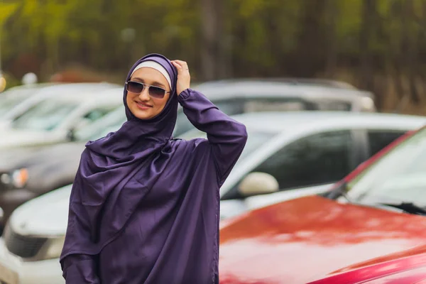 Mujer hermosa islámica en un vestido musulmán de pie en un parque de verano calle fondo bosque otoño trees.world hijab día. — Foto de Stock