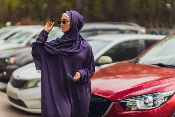 Mujer hermosa islámica en un vestido musulmán de pie en un parque de verano calle fondo bosque otoño trees.world hijab día. —  Fotos de Stock