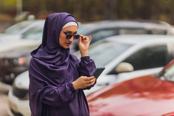 Mujer hermosa islámica en un vestido musulmán de pie en un parque de verano calle fondo bosque otoño trees.world hijab día. — Foto de Stock