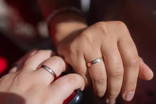 A noiva e o noivo mostram mãos e dedos com anéis de ouro de casamento close-up. Fotografia, conceito. — Fotografia de Stock