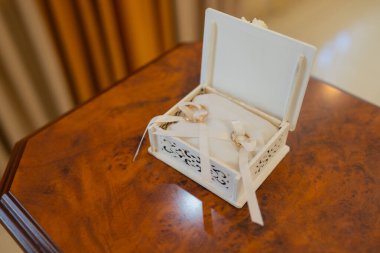 Mücevher kutusunda elmas yüzük.