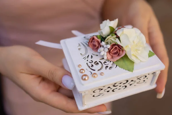 Luxe verloving Diamanten ring in sieraad geschenkdoos. — Stockfoto