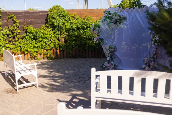 Arco de boda decorado con tela y flores al aire libre. Hermosa boda establecida . — Foto de Stock