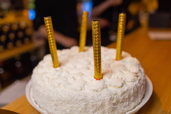 Торт на день народження зі свічками. Свічки на торт. Торт на відпустку. Гарний білий торт з полуницею на темному тлі. Вертикальне фото . — стокове фото