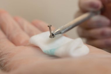 Kulak mücevherleri, tek kullanımlık eldivenle elinde piercing..