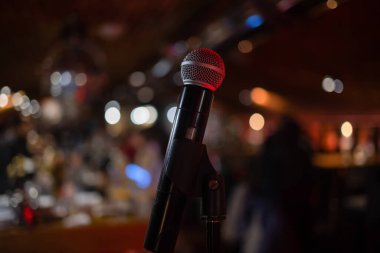 Kafenin içi dans pisti sentetik arka ışığına giden geçidi engelliyor..