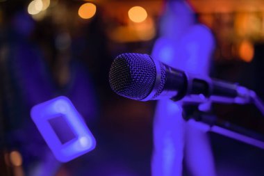 Kafenin içi dans pisti sentetik arka ışığına giden geçidi engelliyor..