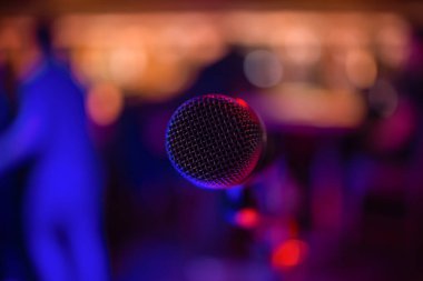 Kafenin içi dans pisti sentetik arka ışığına giden geçidi engelliyor..