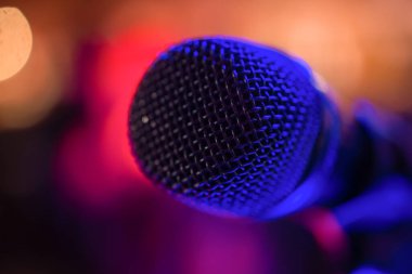 Kafenin içi dans pisti sentetik arka ışığına giden geçidi engelliyor..