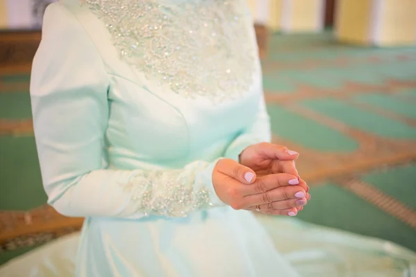 Pernikahan nasional. Pengantin pria dan wanita. Pernikahan pasangan muslim selama upacara pernikahan. Pernikahan Muslim. — Stok Foto