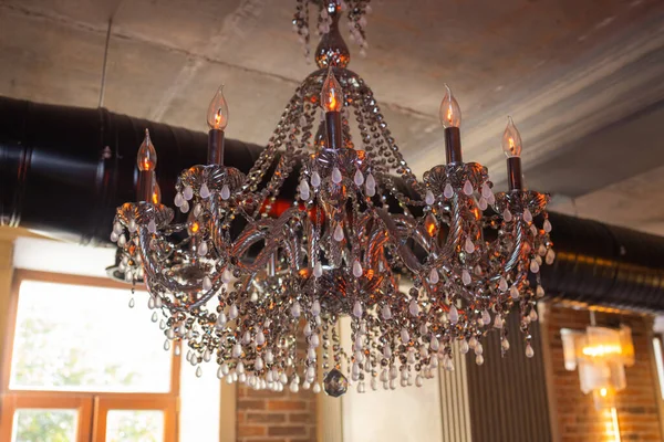 Chandelier background - Luxury crystal chandelier hanging from the ceiling indoors. — Stock Photo, Image