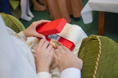 Ulusal düğün. Gelin ve damat. Evlilik töreni sırasında Müslüman bir çift. Müslüman evliliği.