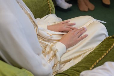 Ulusal düğün. Gelin ve damat. Evlilik töreni sırasında Müslüman bir çift. Müslüman evliliği.