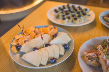 Burgerler, soğuk atıştırmalıklar, et ve salatalarla dolu açık büfe masası..