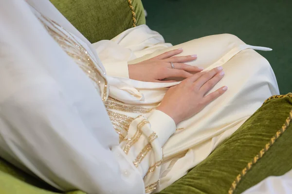 Narodowy ślub. Panna młoda i pan młody. Małżeństwo muzułmanów podczas ceremonii ślubnej. Małżeństwo muzułmańskie. — Zdjęcie stockowe