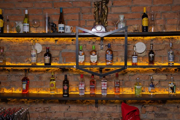 Ufa, Rusland, 1 juli 2021: Verschillende soorten gebottelde alcohol worden op sommige planken in een pub getoond. — Stockfoto