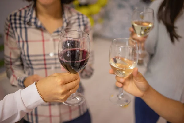 Feiern. Menschen mit Weißweingläsern stoßen an. — Stockfoto