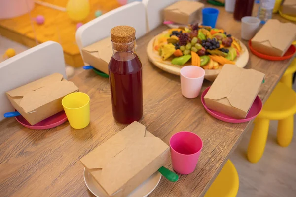 Många olika take-out matbehållare, pizzalåda, kaffekoppar och papperspåsar på ljusgrå bakgrund. Livsmedelsförsörjning. — Stockfoto