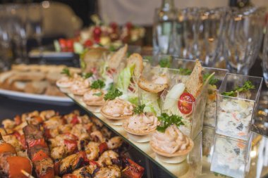 Tabakta çeşit çeşit et var. Bir yığın halinde farklı et ve patates türleri. Büyük bir tabakta soslu aperatif..