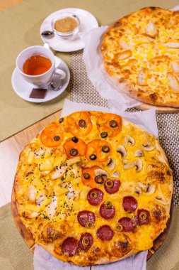 Çeşitli pizza sos ile. Ahşap bir masaya.