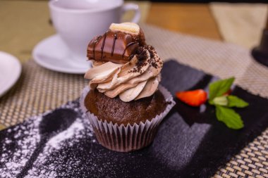 Çikolatalı ve çilekli kek. Yakın plan..