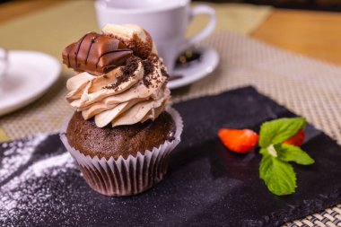 Çikolatalı ve çilekli kek. Yakın plan..