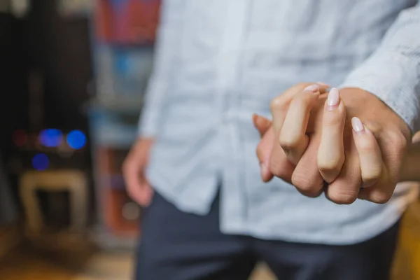 Pareja romántica sosteniéndose mutuamente la mano en la cena en un restaurante. — Foto de Stock