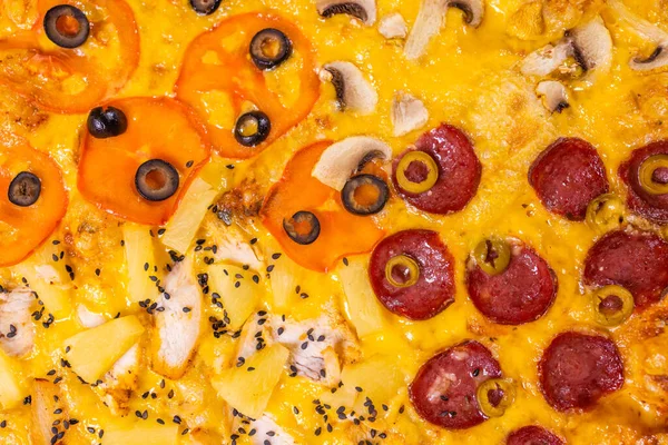 Świeżo upieczona włoska pizza z pepperoni z salami, serem i ostrym pieprzem. Widok z góry, płaski. — Zdjęcie stockowe