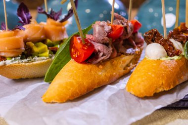 Közlenmiş domates, mozzarella peyniri, sarmısak ve otlar ile İtalyan meze bruschetta.