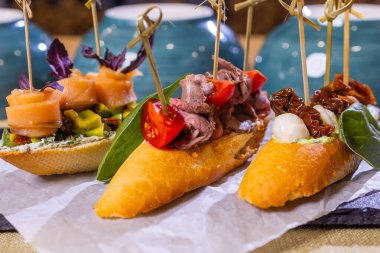 Közlenmiş domates, mozzarella peyniri, sarmısak ve otlar ile İtalyan meze bruschetta.