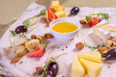 Peynirli peynir tabağı Dorblu, Parmesan peynirli, Brie peynirli, Camembert peynirli ve Rokfor peynirli..